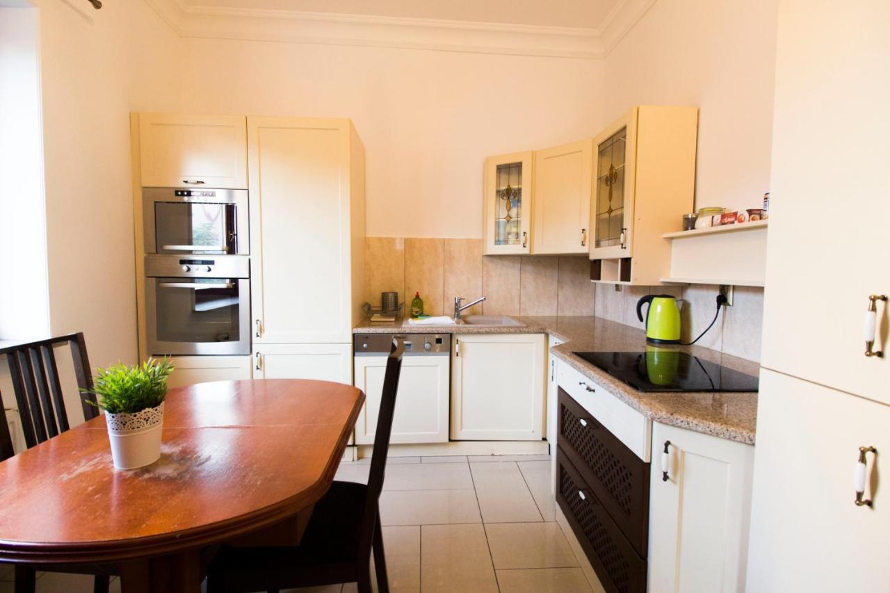 Happy Old Town Apartment